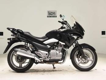 Suzuki GSR250S